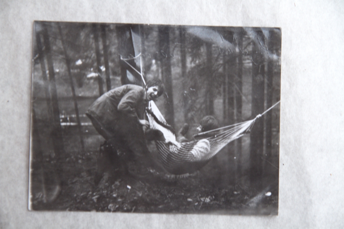 Náhledový obrázek Fotografie trampů s houpací sítí - 1