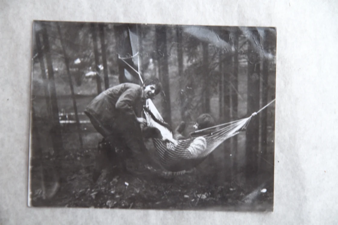 Náhledový obrázek předmětu Fotografie trampů s houpací sítí