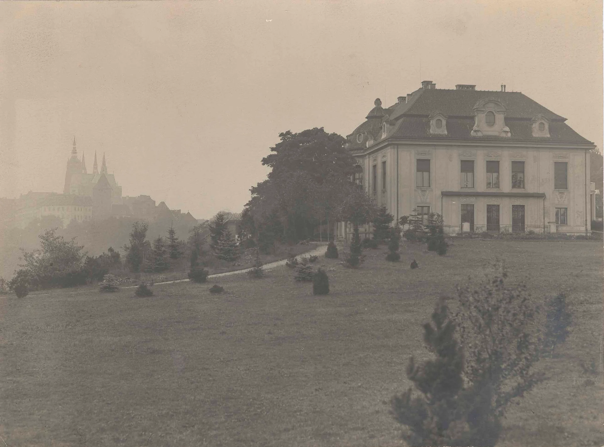 Náhledový obrázek předmětu Kramářova vila, východní strana