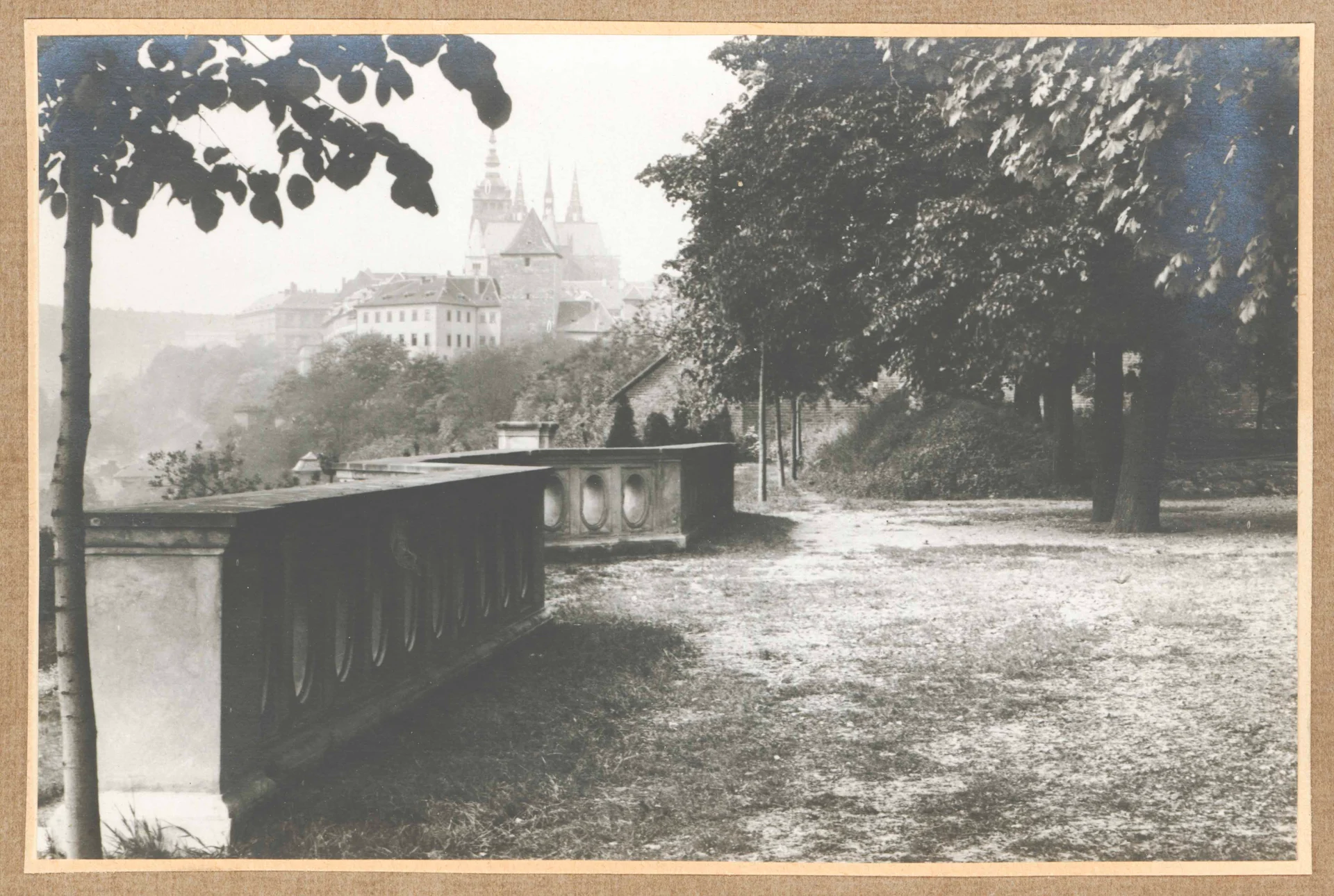 Náhledový obrázek předmětu Terasa Kramářovy vily s výhledem na Pražský hrad a Prahu