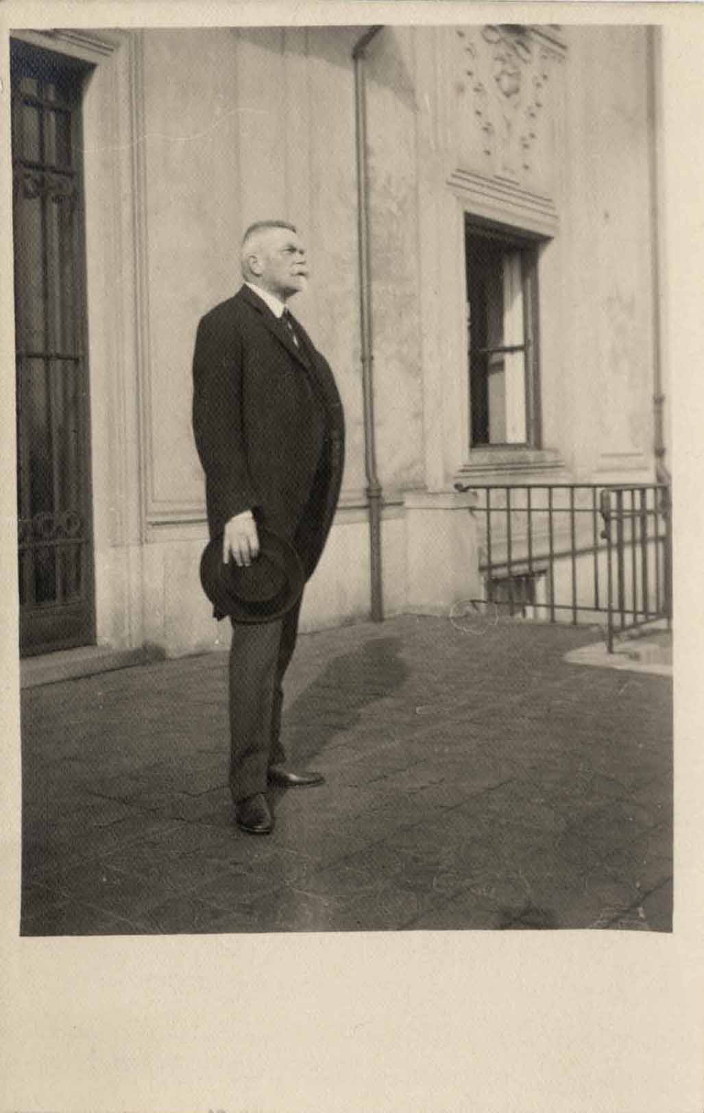 Náhledový obrázek Fotografický portér Karla Kramáře na terase pražské vily - 1