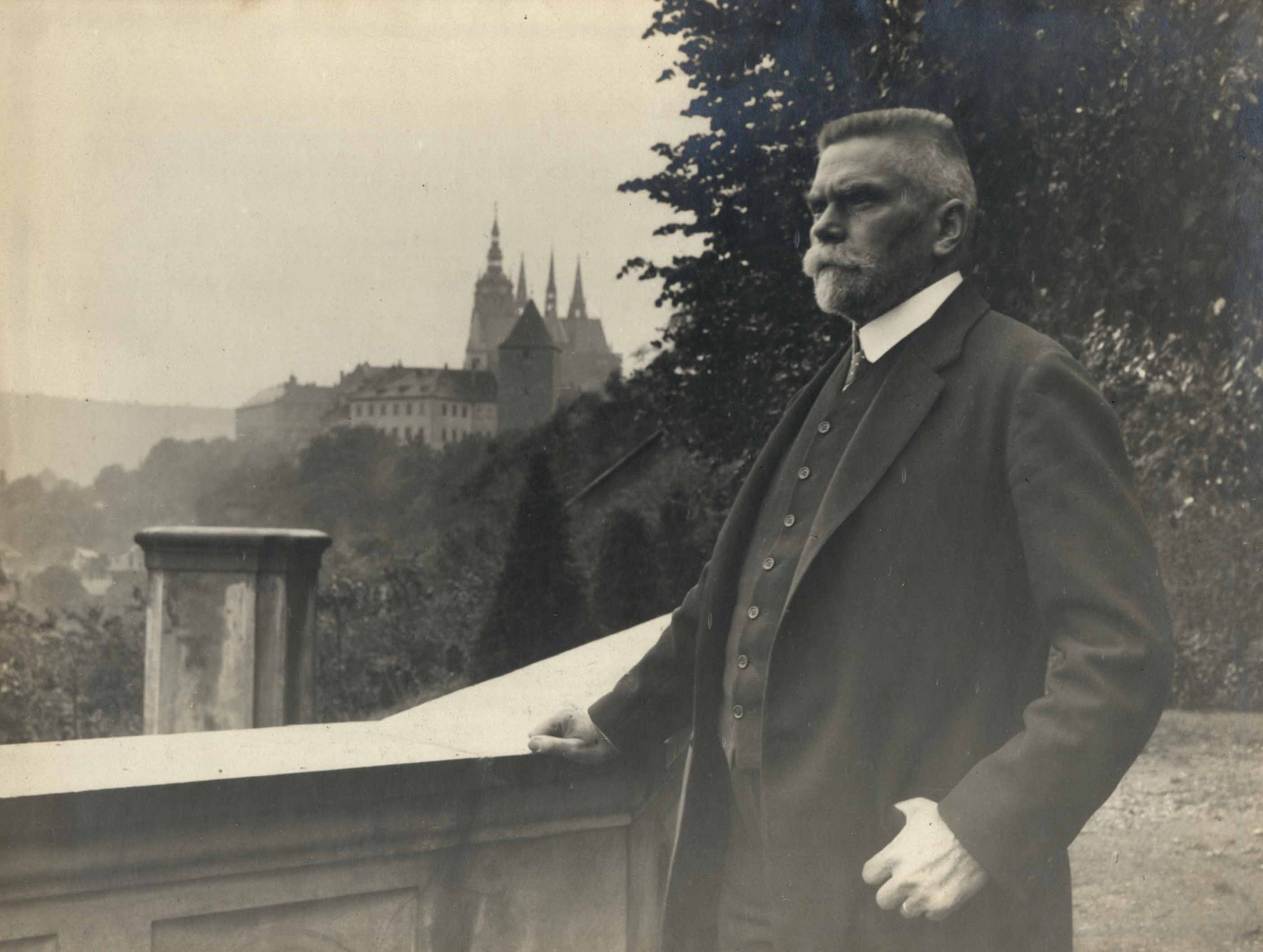 Náhledový obrázek Fotografický portrét Karla Kramáře před pražskou vilou - 3