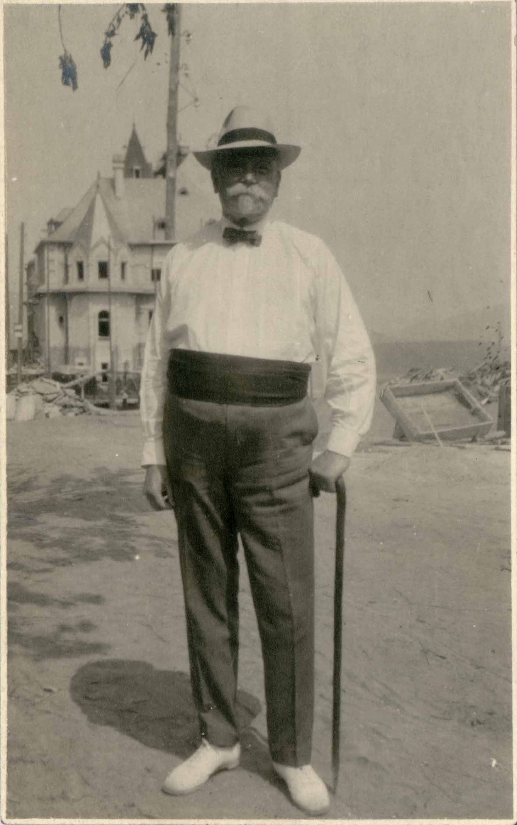Náhledový obrázek Fotografický portrét Karla Kramáře před rozestavěnou vilou ve Vysokém nad Jizerou - 1