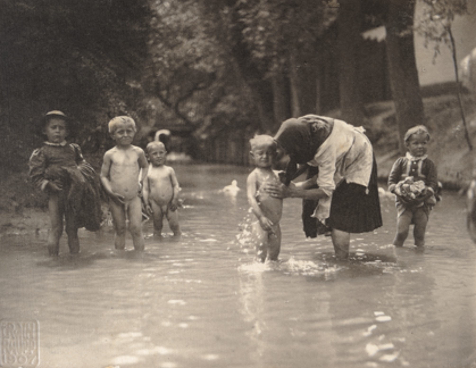 Náhledový obrázek Děti v potoce v Hroznové Lhotě - 1