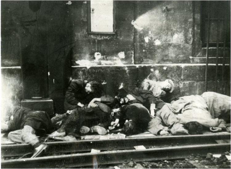 Náhledový obrázek Postřílení účastníci povstání a civilisté na Masarykově nádraží - 1