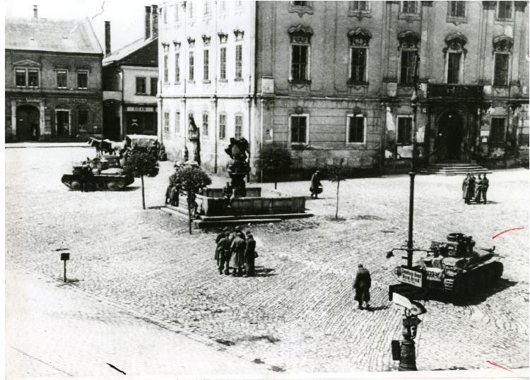 Obrázek Německá armáda se snažila prorazit si cestu povstaleckým územím. Na snímcích německé tanky Pz Kpfw 38(t) při pacifikaci povstání v Poličce