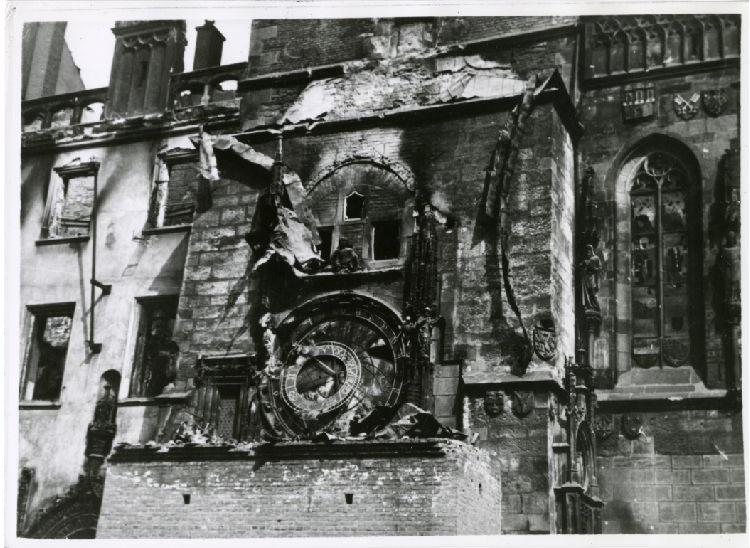 Náhledový obrázek Orloj na zničené Staroměstské radnici - 1