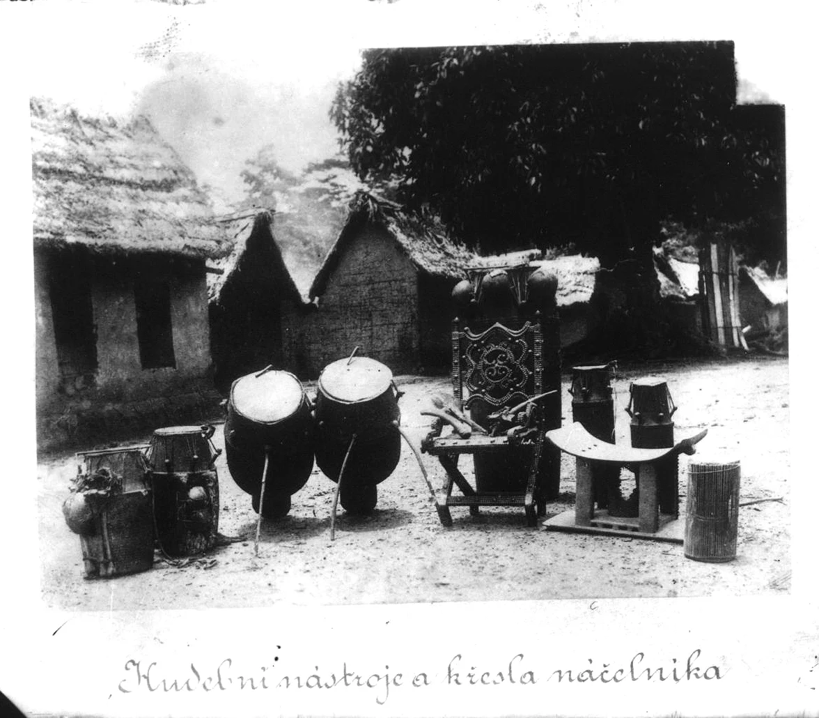 Náhledový obrázek předmětu Hudební nástroje a křesla náčelníka
