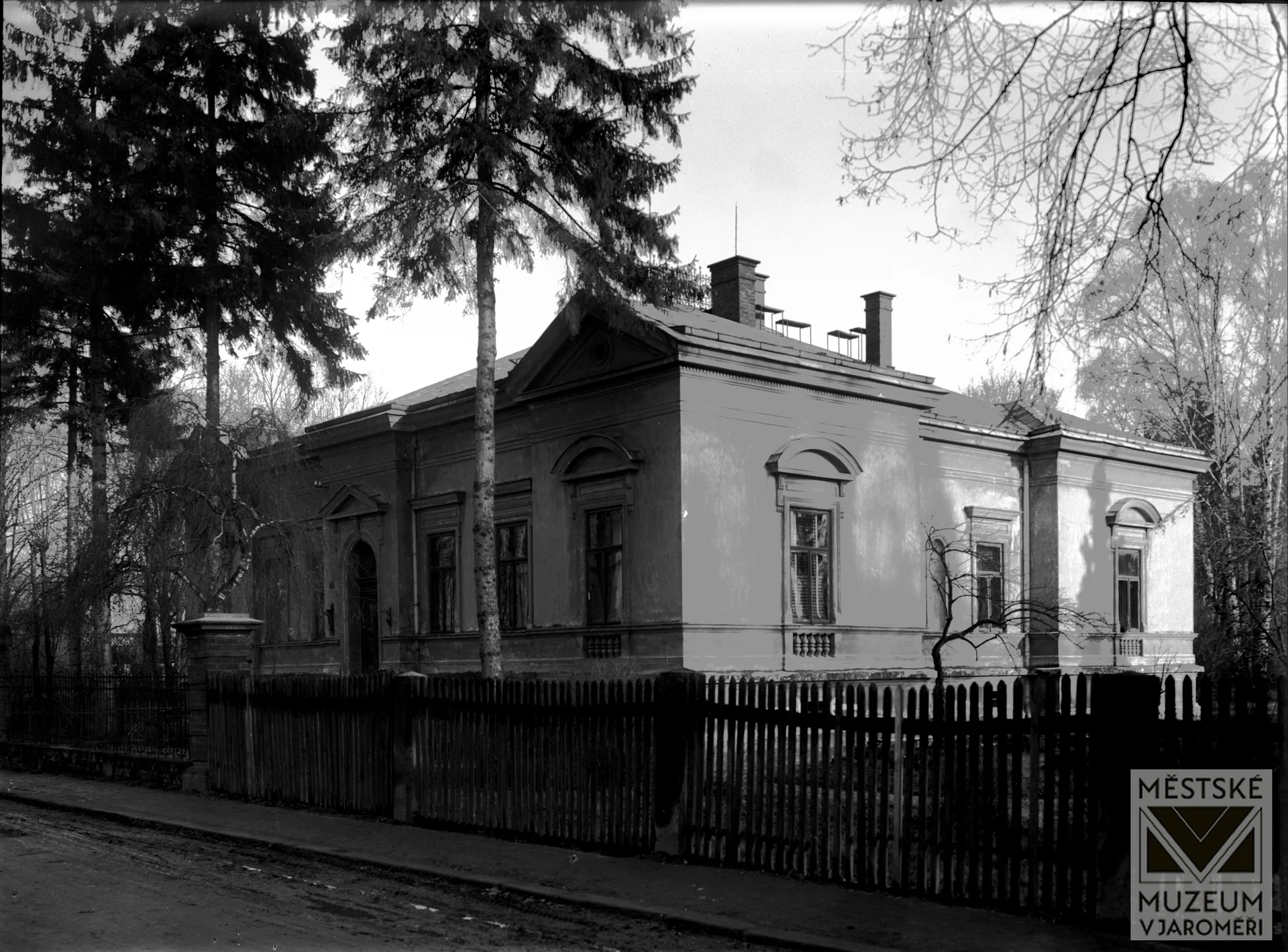 Obrázek Jaroměř - Náhlovského vila - knihovna