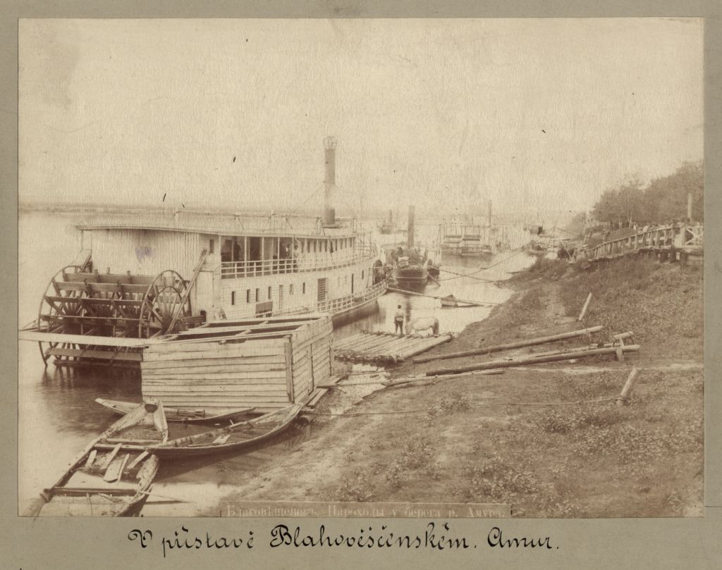 Náhledový obrázek Parníky zakotvené u břehu řeky Amur - 1