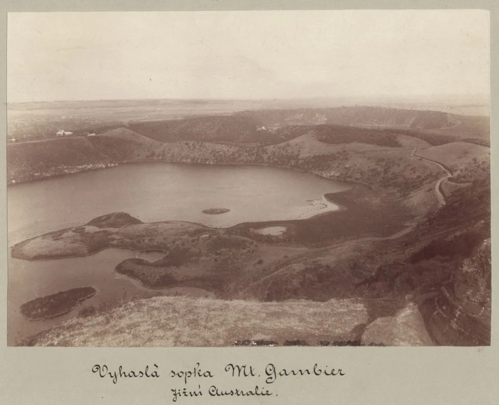 Náhledový obrázek předmětu Jezero v kráteru vyhaslé sopky Mount Gambier