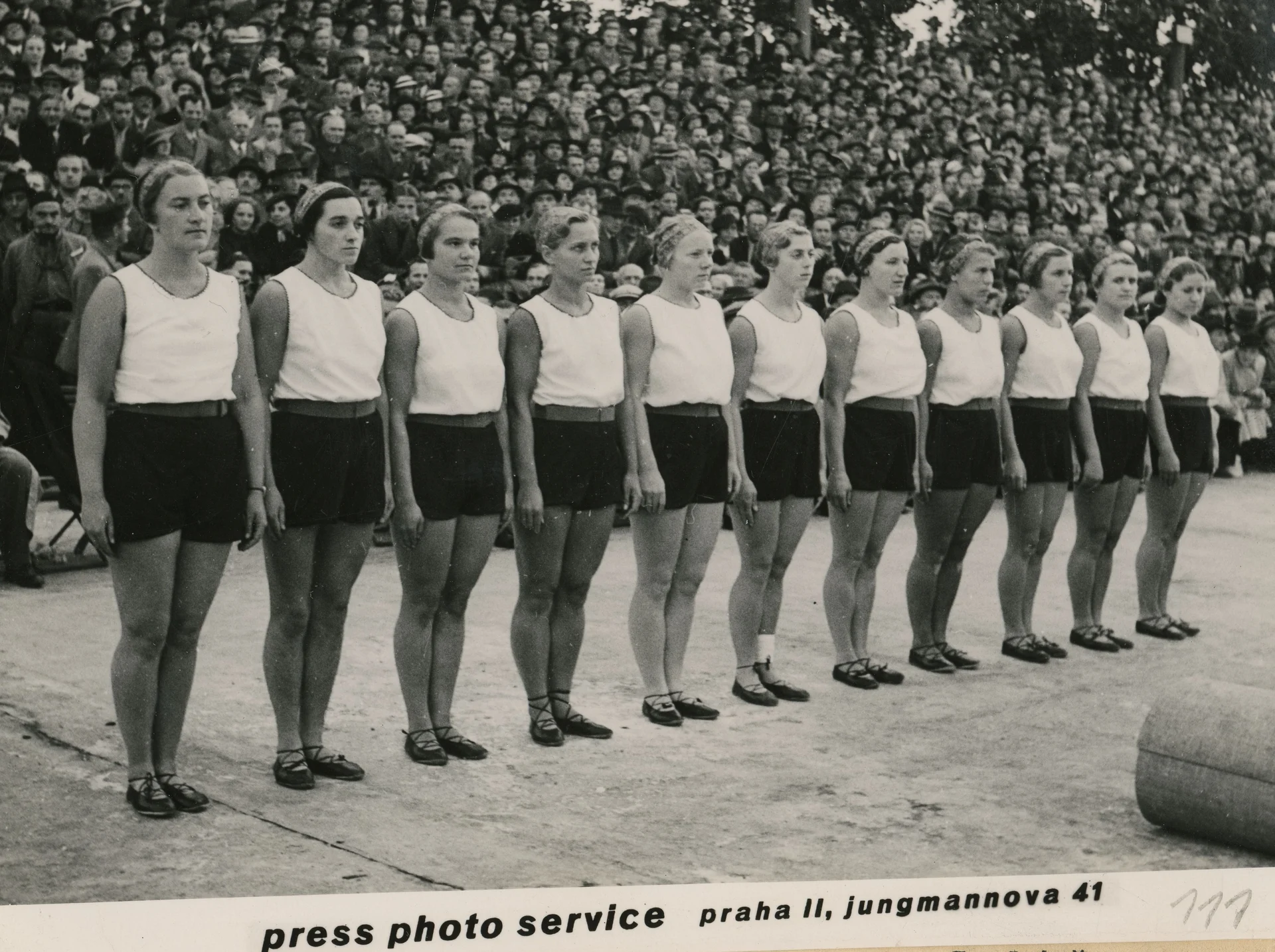Náhledový obrázek předmětu Družstvo gymnastek ČOS před odjezdem