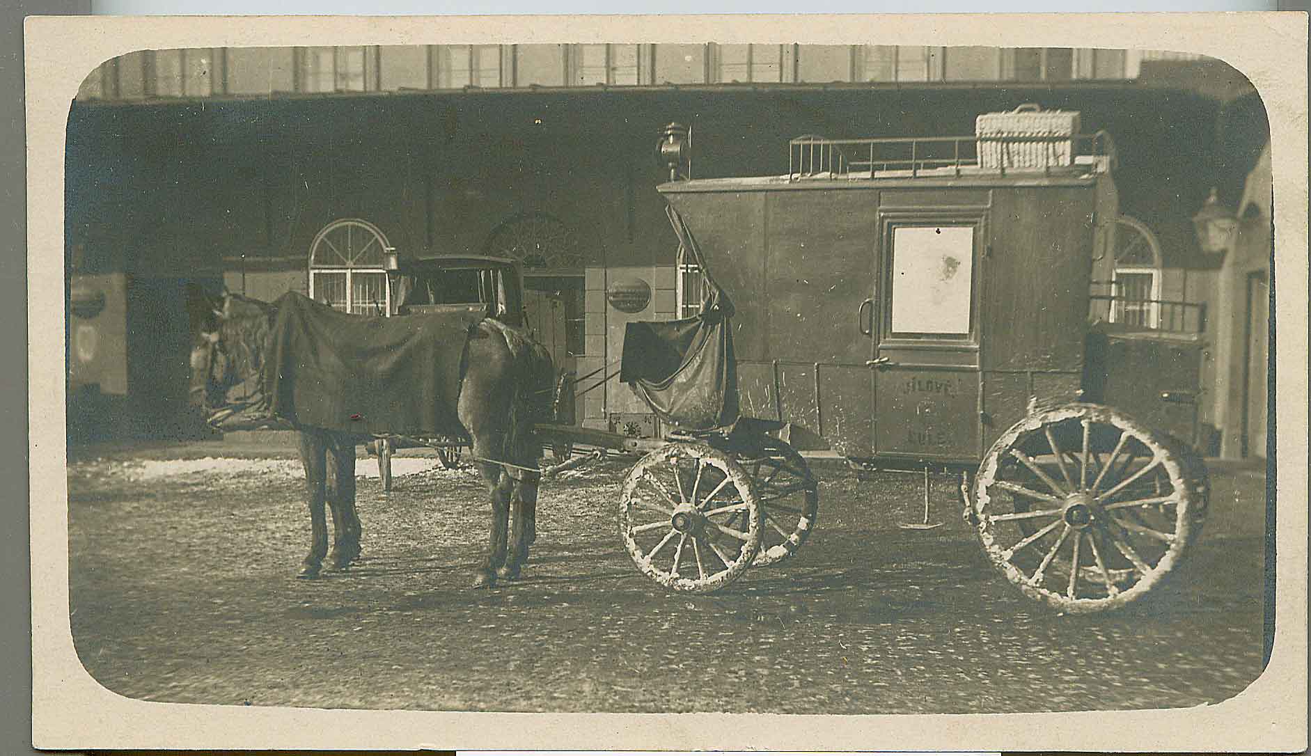Náhledový obrázek předmětu Fotografie poštovního dostavníku jezdícího na trati Jílové-Dolní Břežany-Praha