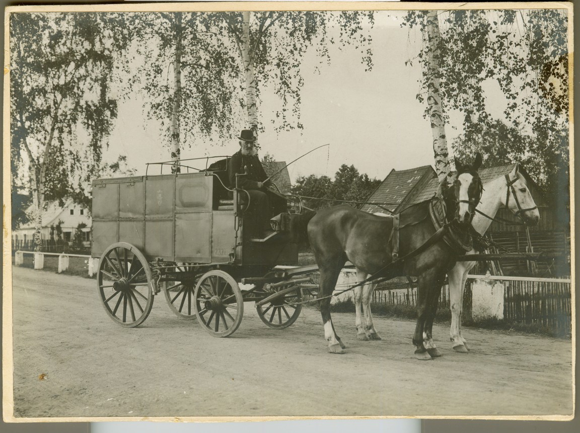 Náhledový obrázek Fotografie mimoňského postiliona na jeho obvyklé poštovní trati - 1