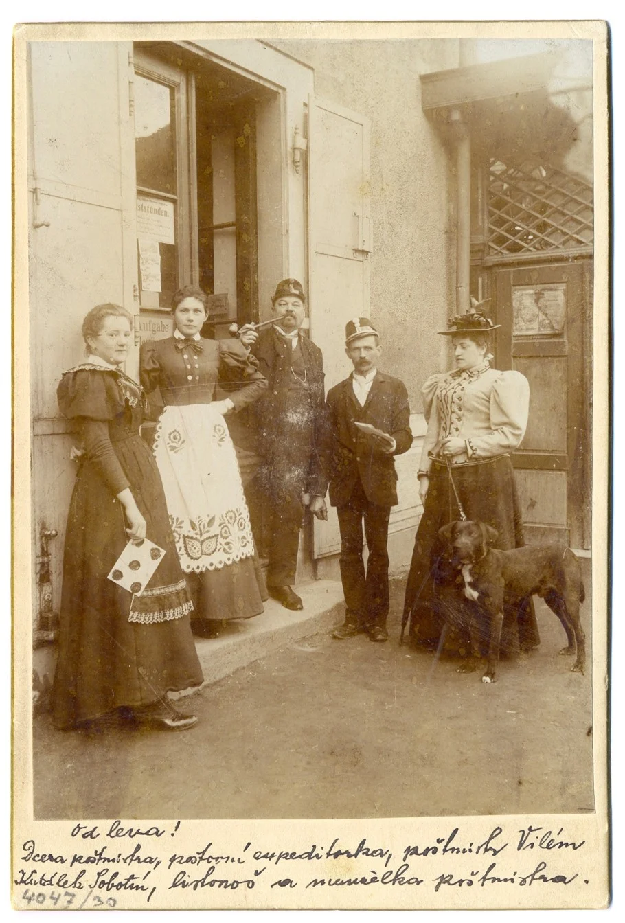 Náhledový obrázek předmětu Dobová fotografie  personálu poštovního úřadu v Sobotíně.