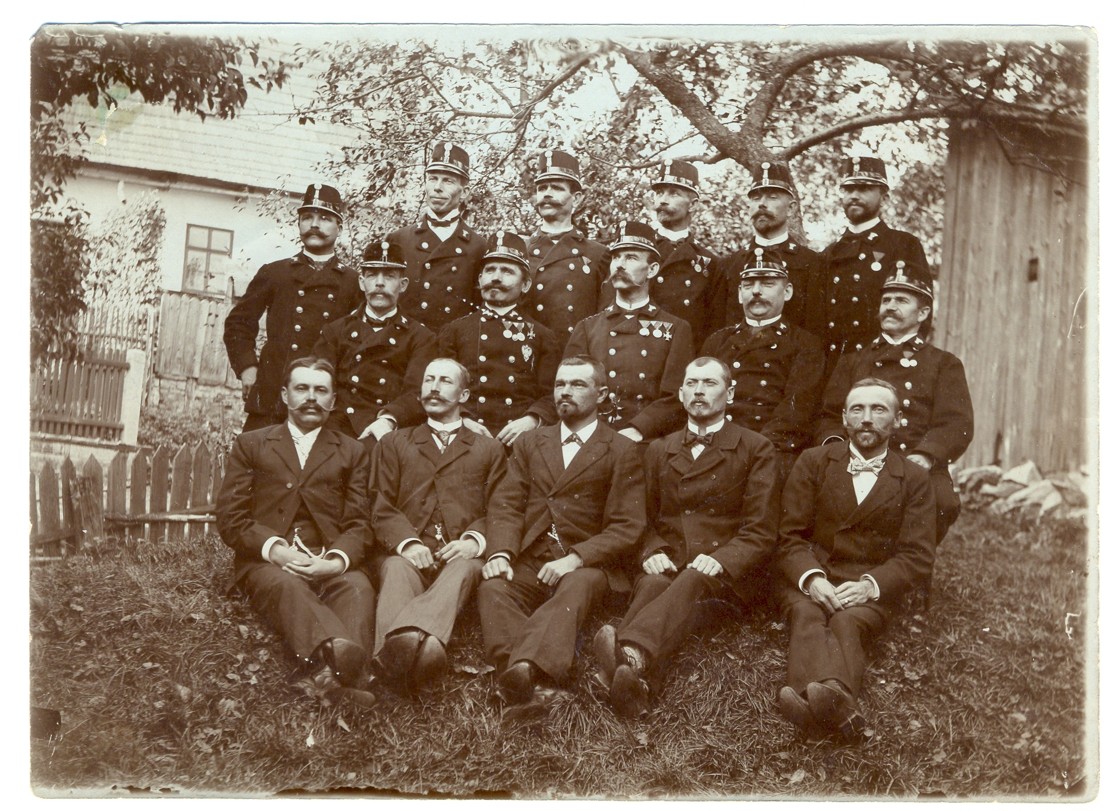 Náhledový obrázek Fotografie poštovních zaměstnanců ve služebních uniformách - 1