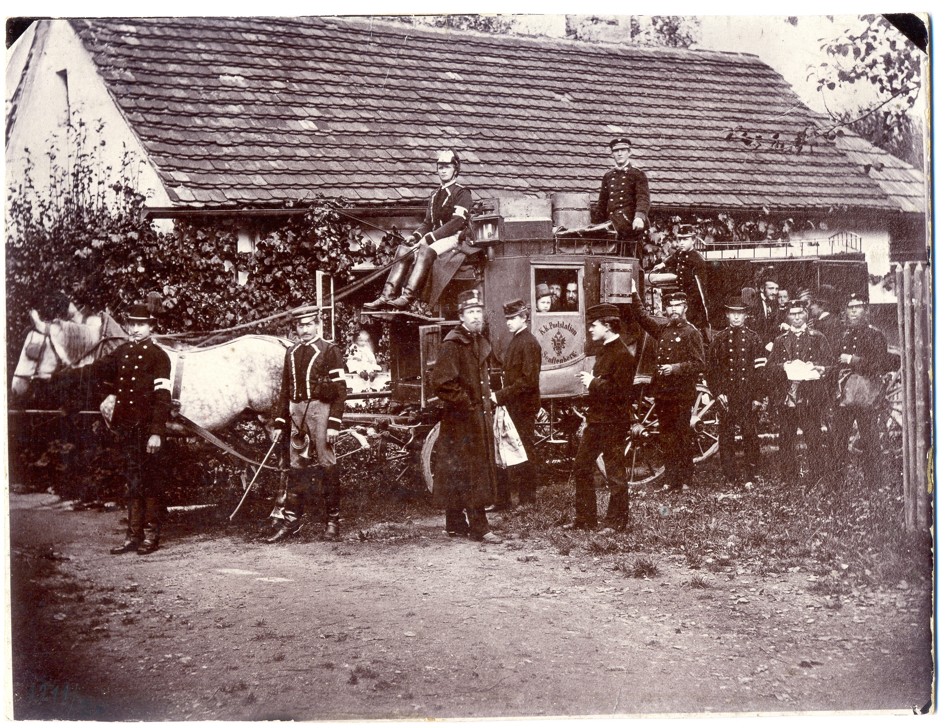 Náhledový obrázek Foto žambereckých poštovních zaměstnanců u poštovního dostavníku - 1