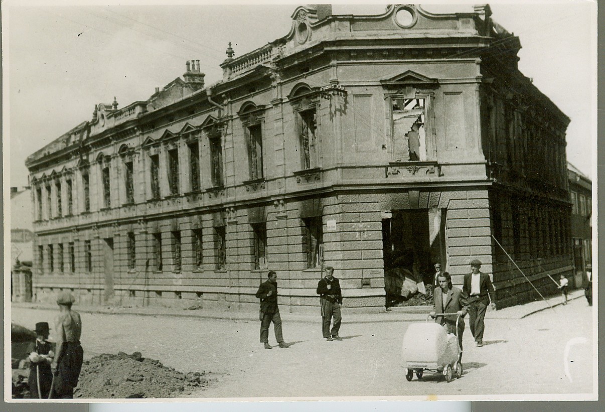 Náhledový obrázek Fotografie vyhořelé pošty ve Vyškově z května 1945 - 1