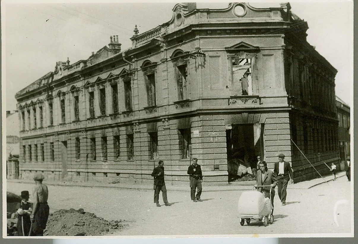 Náhledový obrázek předmětu Fotografie vyhořelé pošty ve Vyškově z května 1945