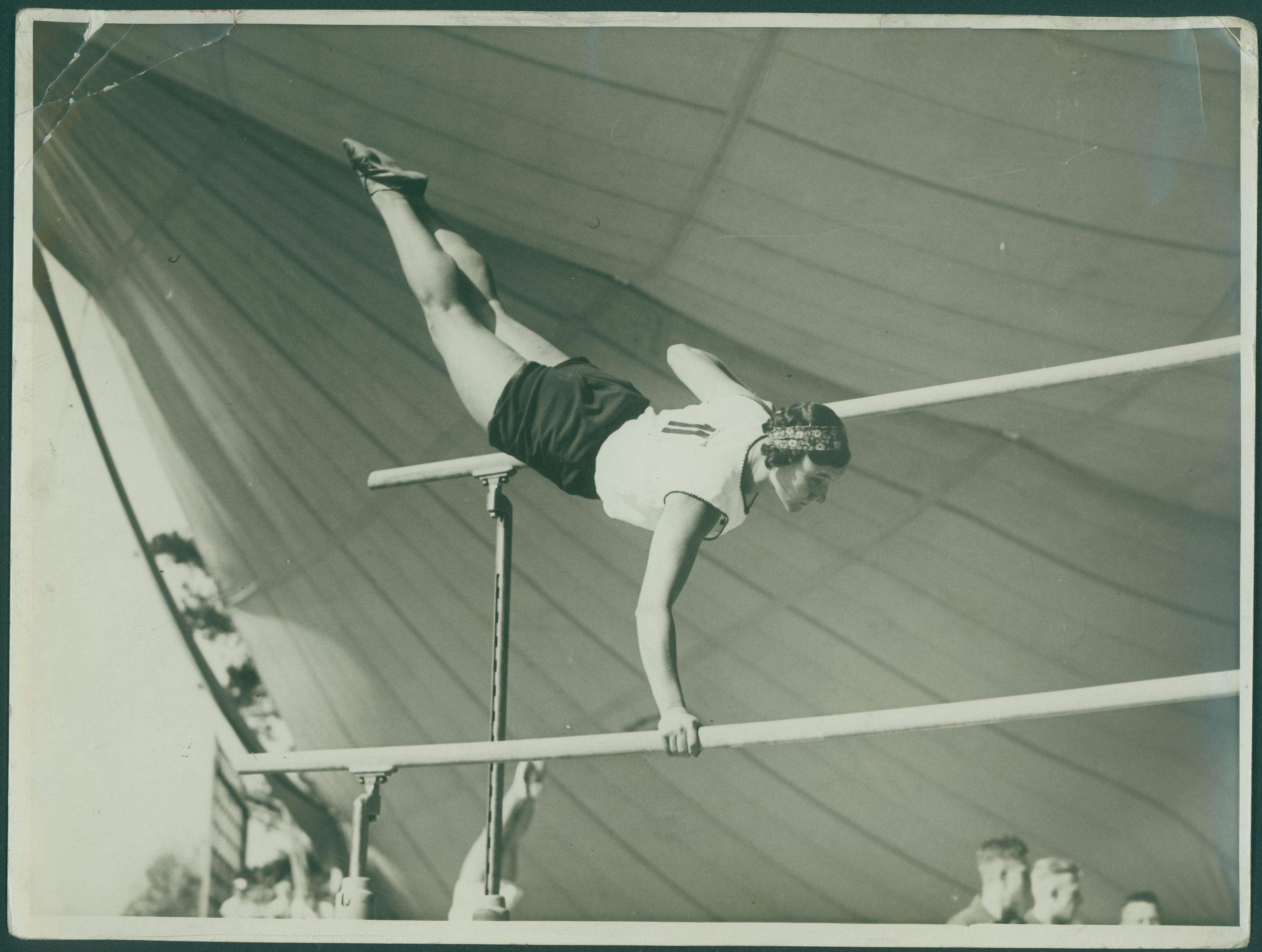 Náhledový obrázek Gymnastka Vlasta Děkanová na bradlech - 1
