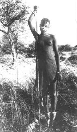 Náhledový obrázek předmětu Postava dívky opírající se o oštěp, s kruhy  kolem kotníků - bližší záběr.