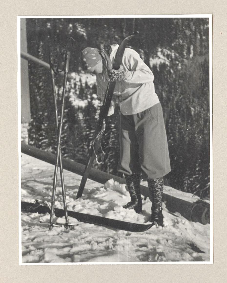 Náhledový obrázek Album s fotografiemi a novinovými výstřižky - 3
