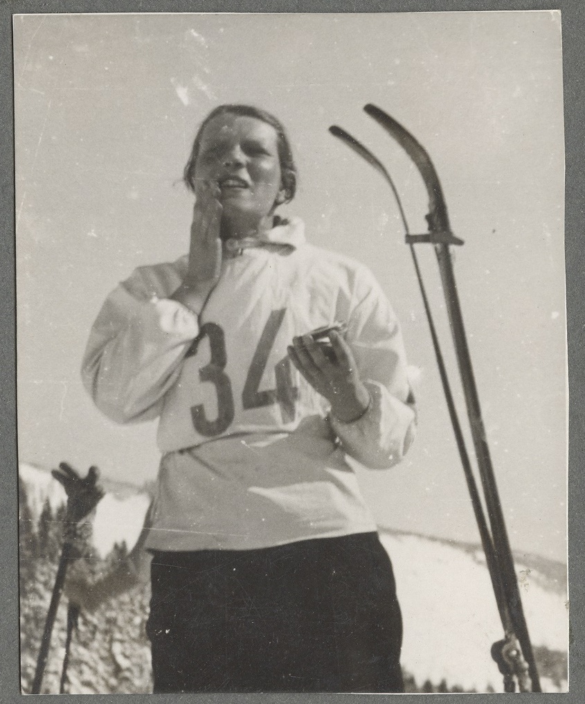 Náhledový obrázek Album s fotografiemi a novinovými výstřižky - 8