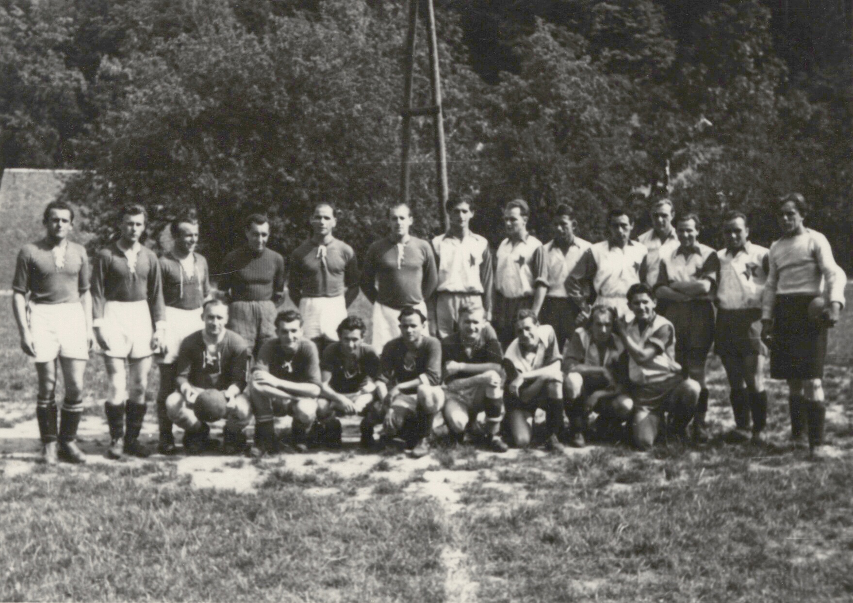 Náhledový obrázek Fotografie jesenických a javornických fotbalistů (50. léta 20. století) - 2