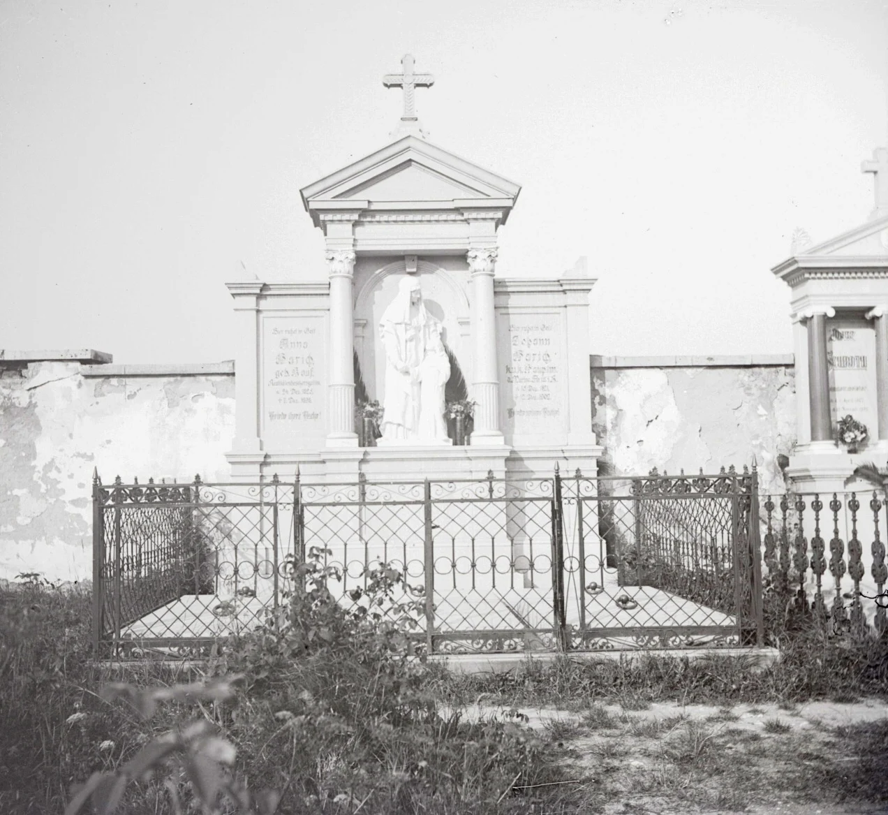 Náhledový obrázek předmětu Skleněný stereonegativ: Harichův náhrobek v Supíkovicích (1906)