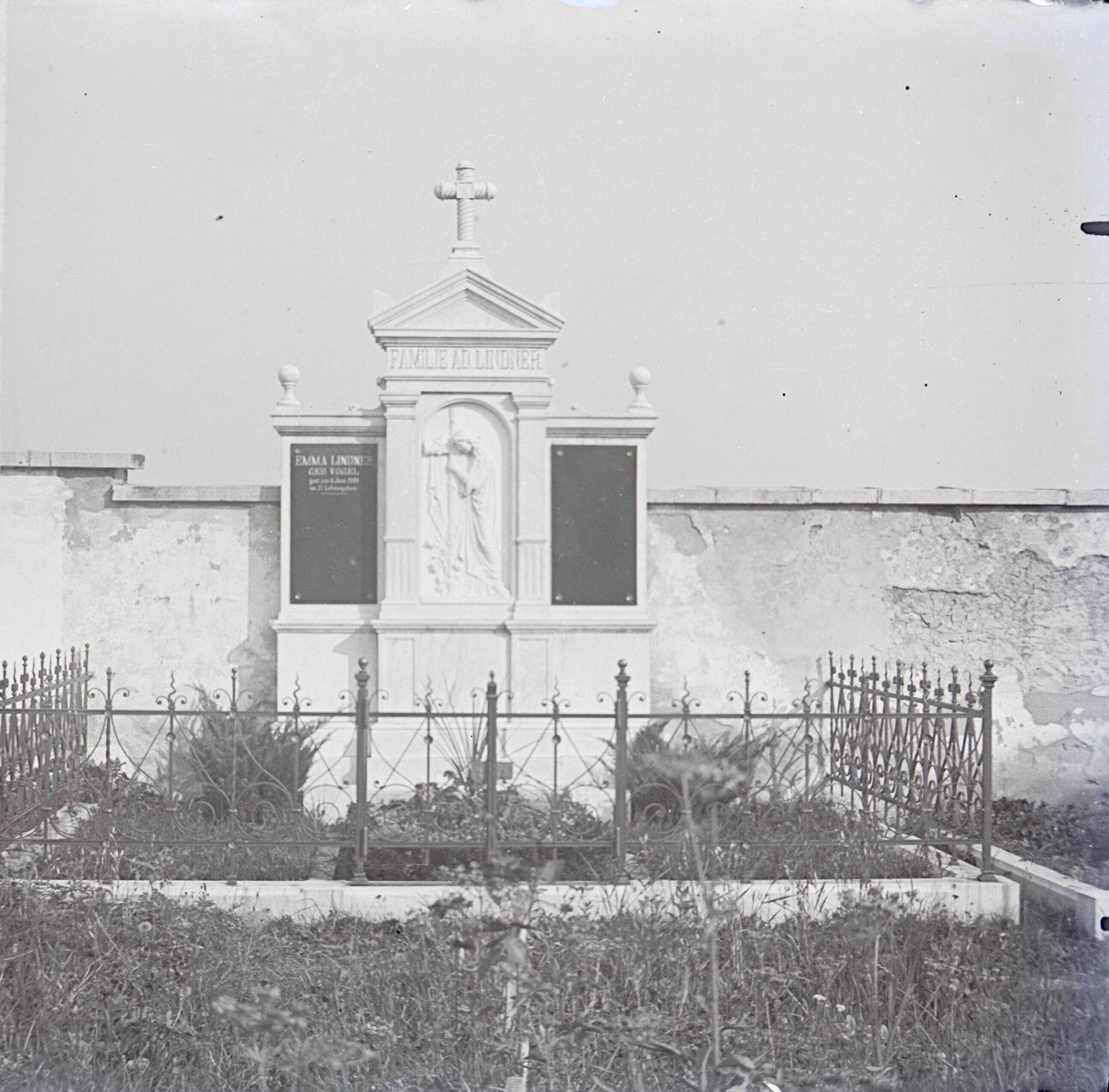 Náhledový obrázek Skleněný stereonegativ:  Lindnerův náhrobek na hřbitově v Supíkovicích (1906) - 3