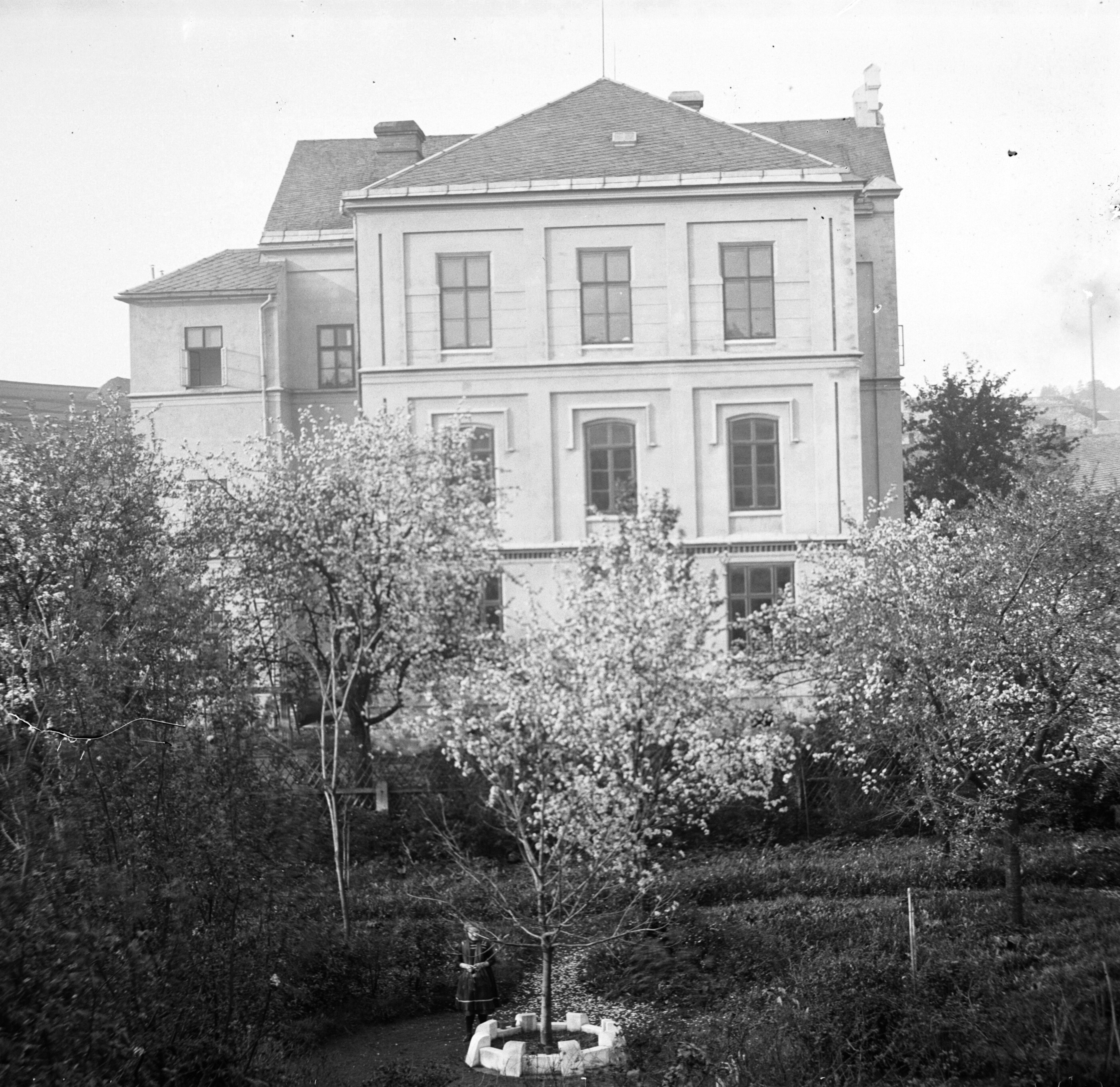 Náhledový obrázek Skleněný stereonegativ: zahrada před obecnou školou v Supíkovicích (1913) - 2