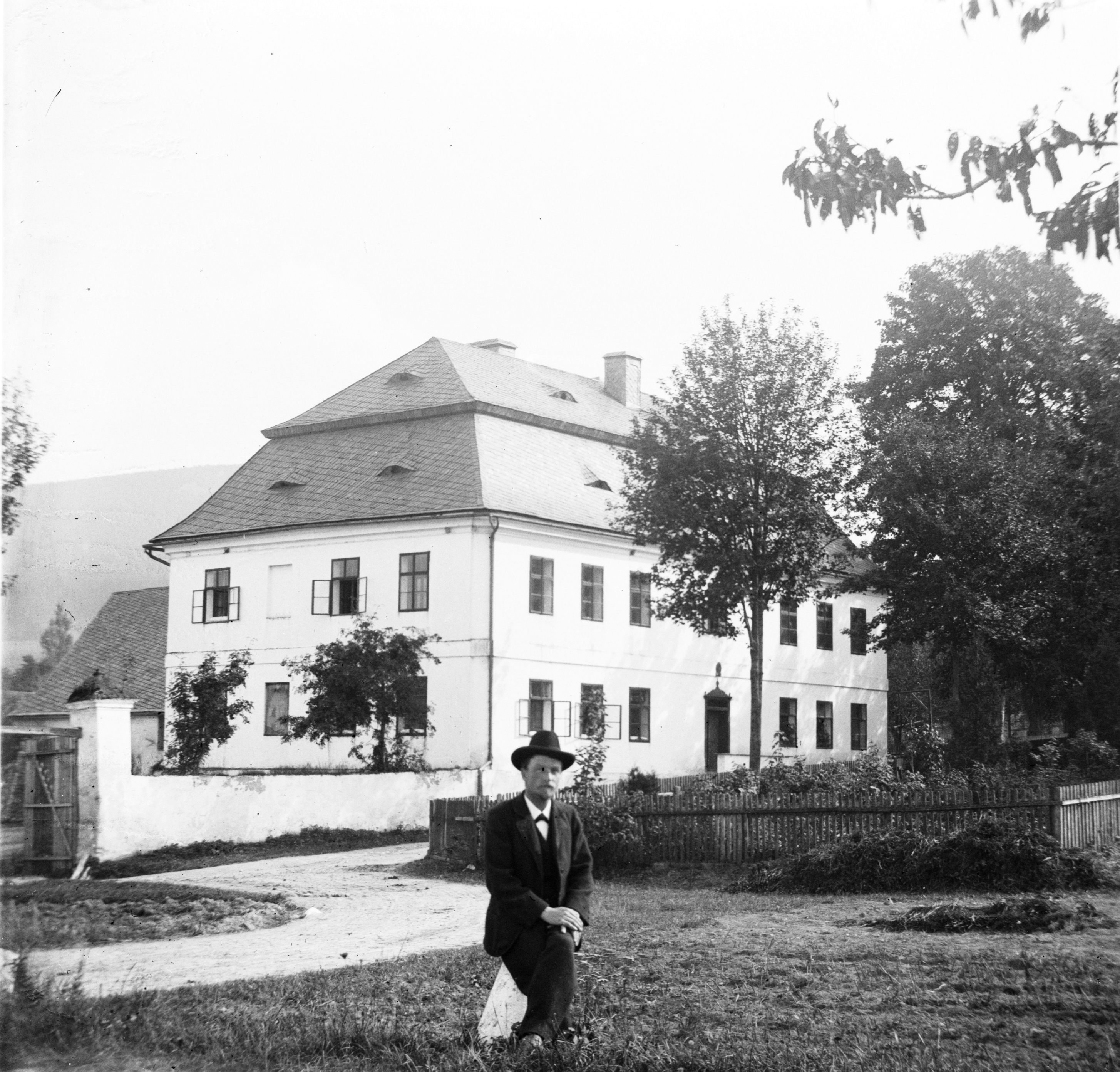 Náhledový obrázek Skleněný stereonegativ: bývalé šoltéství v Supíkovicích (1900) - 2