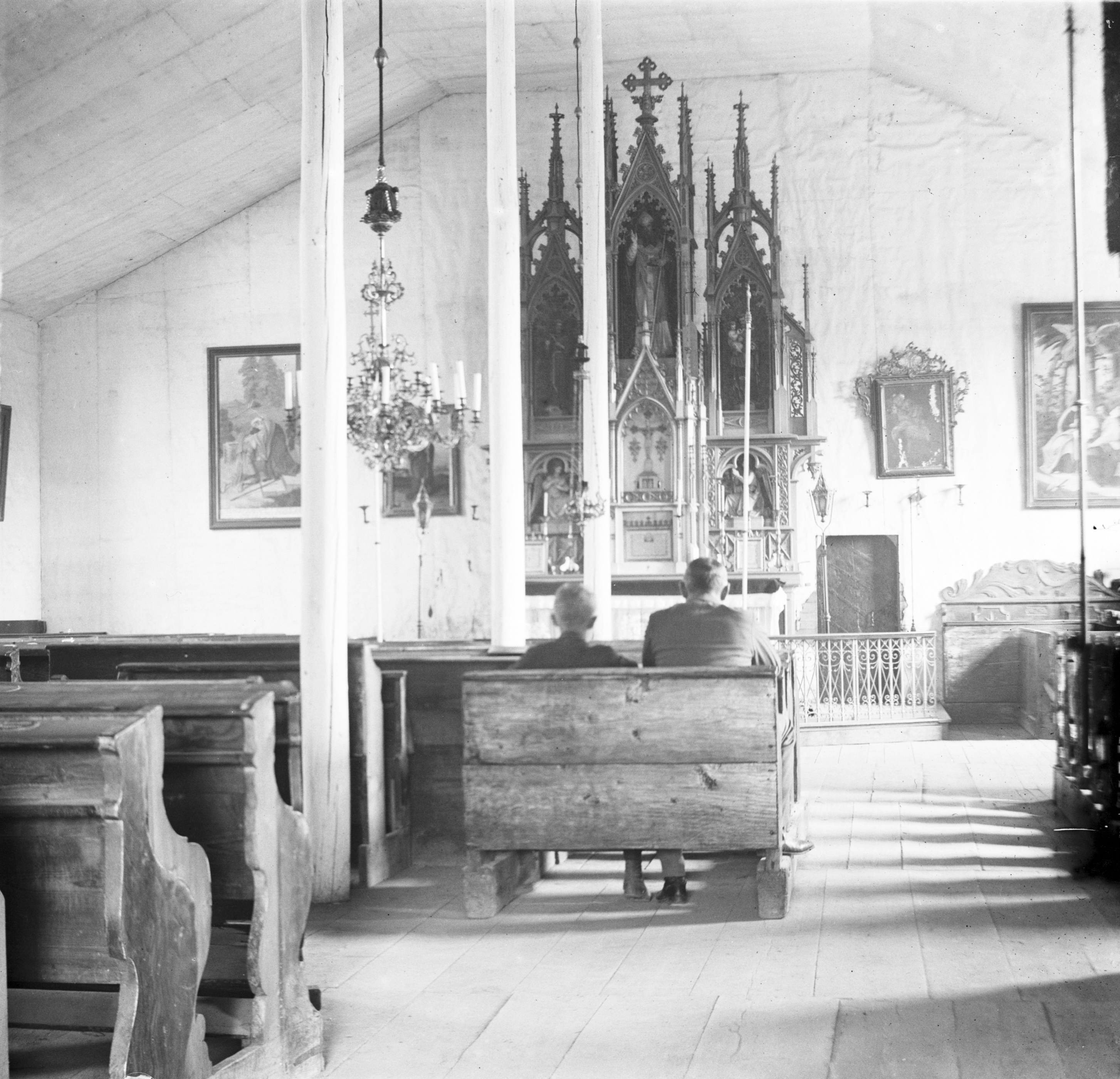 Náhledový obrázek Skleněný stereonegativ: interiér nouzového kostela v Mikulovicích (1904) - 2