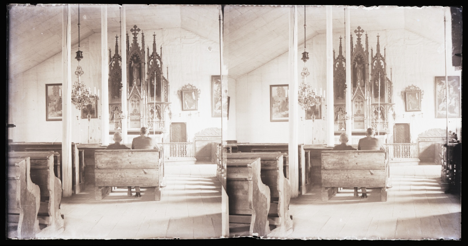 Náhledový obrázek Skleněný stereonegativ: interiér nouzového kostela v Mikulovicích (1904) - 1