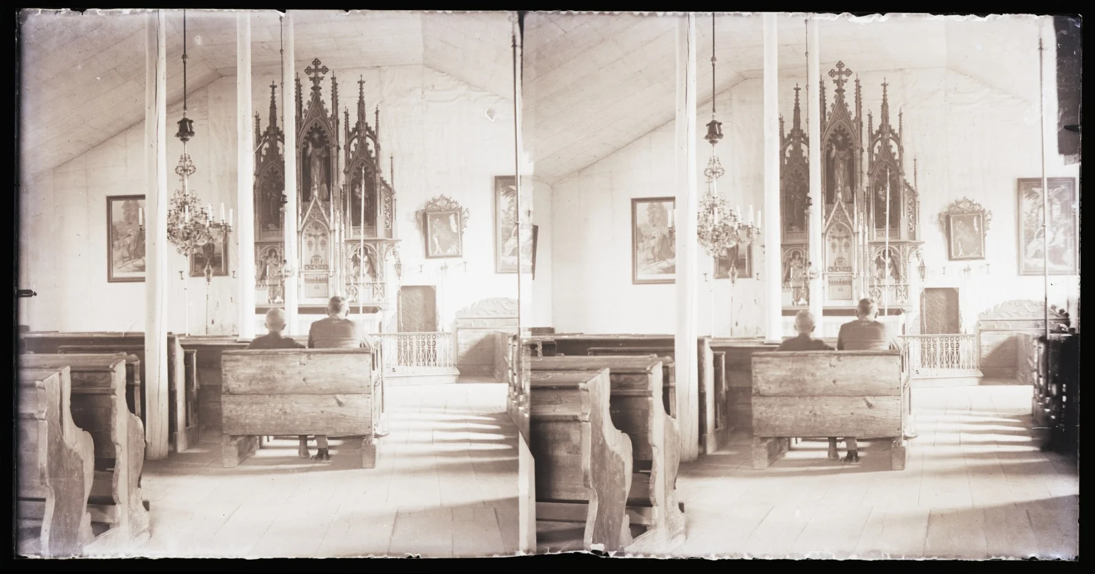 Náhledový obrázek předmětu Skleněný stereonegativ: interiér nouzového kostela v Mikulovicích (1904)