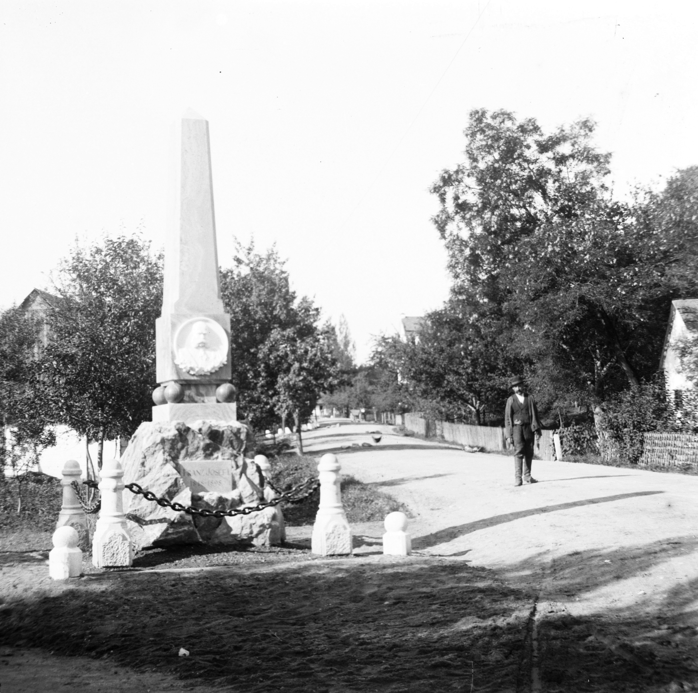 Náhledový obrázek Skleněný stereonegativ: pomník k 50. výročí vlády Františka Josefa I. v Supíkovicích (1899) - 2