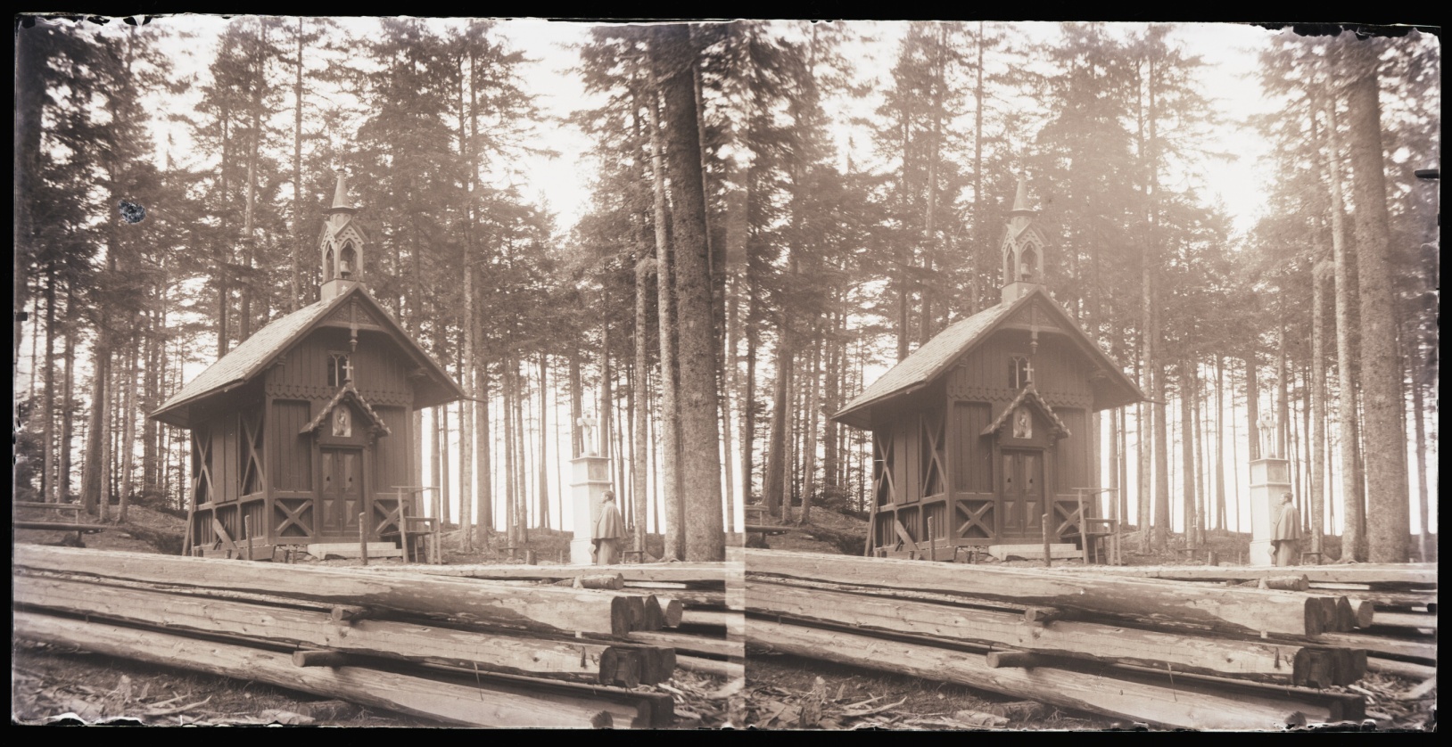 Náhledový obrázek Skleněný stereonegativ: lesní kaple na Nízké Hoře (1900) - 1