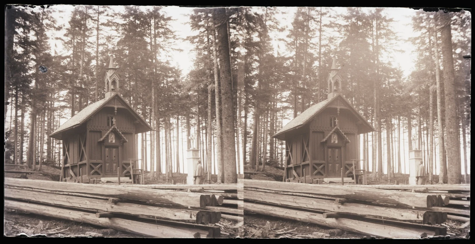 Náhledový obrázek předmětu Skleněný stereonegativ: lesní kaple na Nízké Hoře (1900)