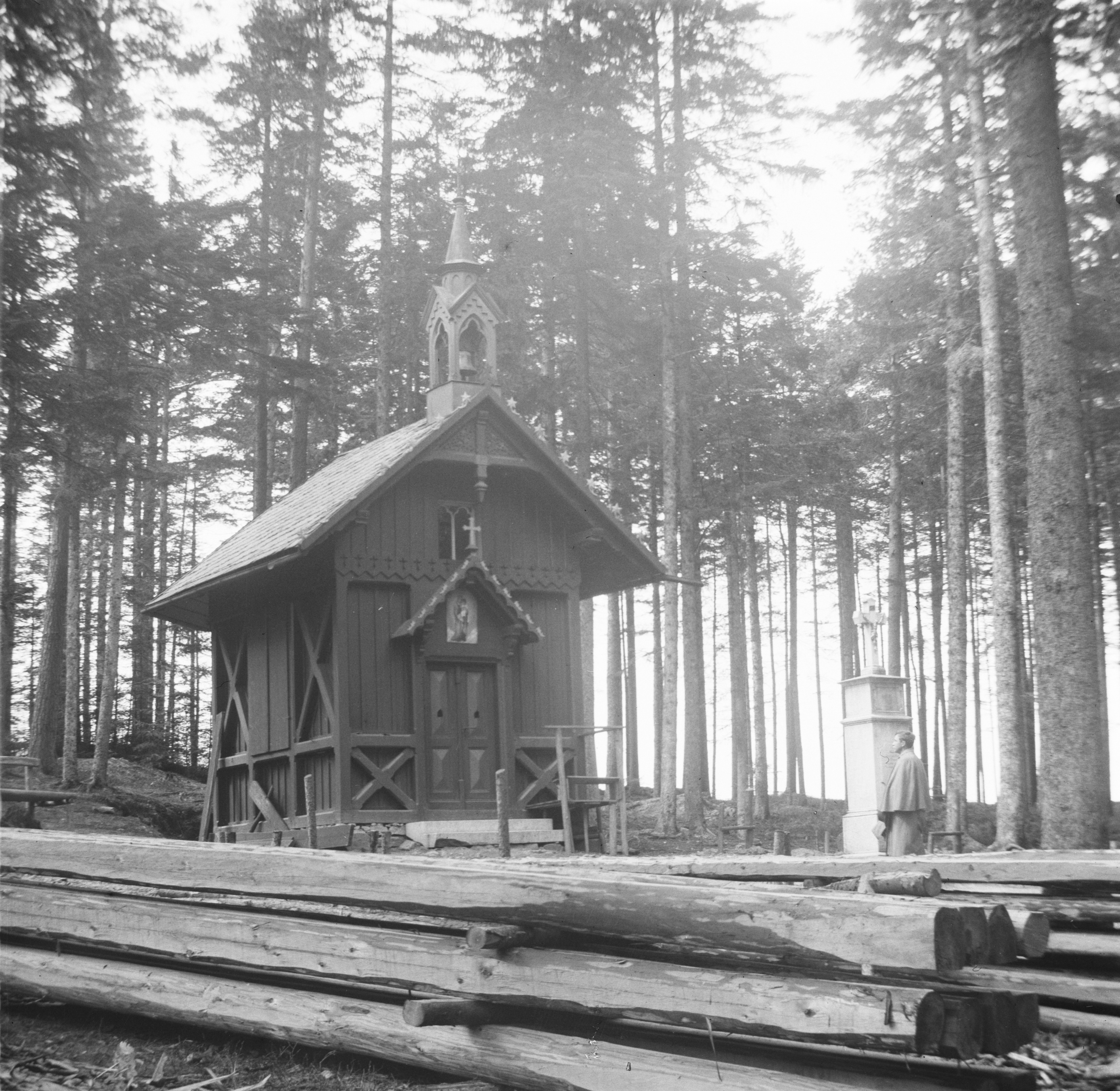 Náhledový obrázek Skleněný stereonegativ: lesní kaple na Nízké Hoře (1900) - 2