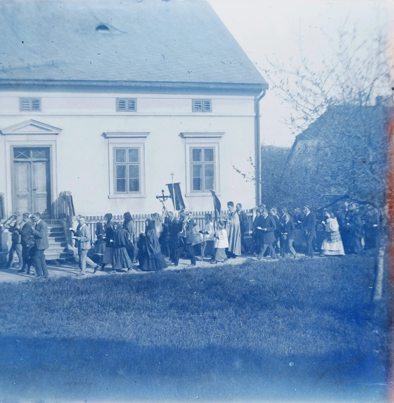 Náhledový obrázek předmětu Skleněný stereonegativ: prosebné procesí v Supíkovicích (1900)