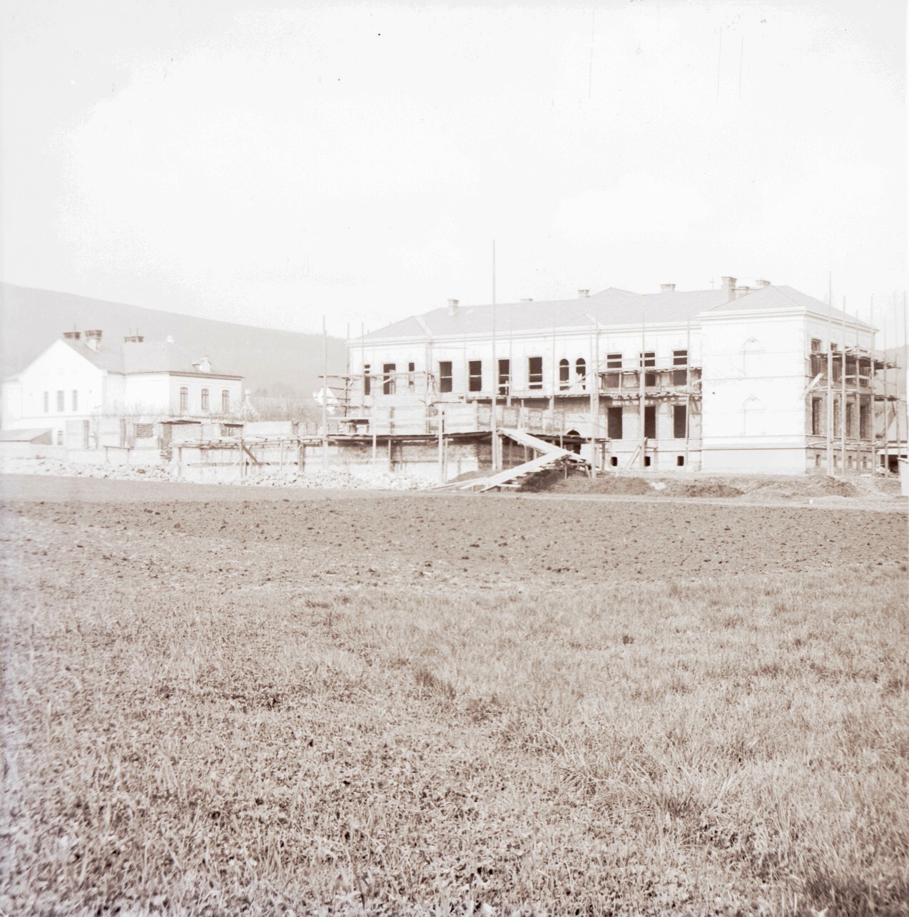 Náhledový obrázek Skleněný stereonegativ: kamenická mistrovská škola v Supíkovicích (1902) - 1