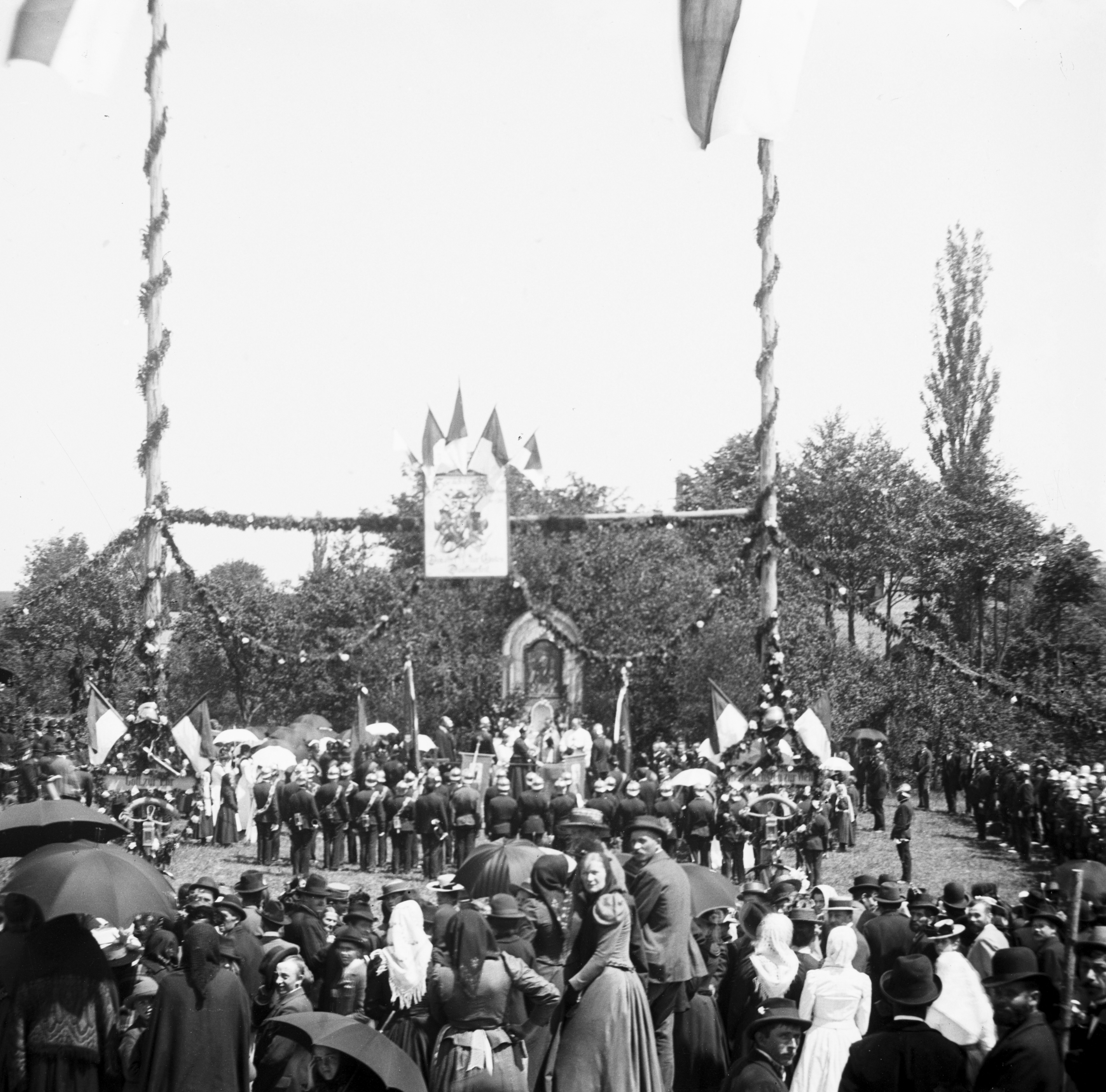 Náhledový obrázek Skleněný stereonegativ: svěcení praporu hasičského spolku v Supíkovicích (1902) - 2