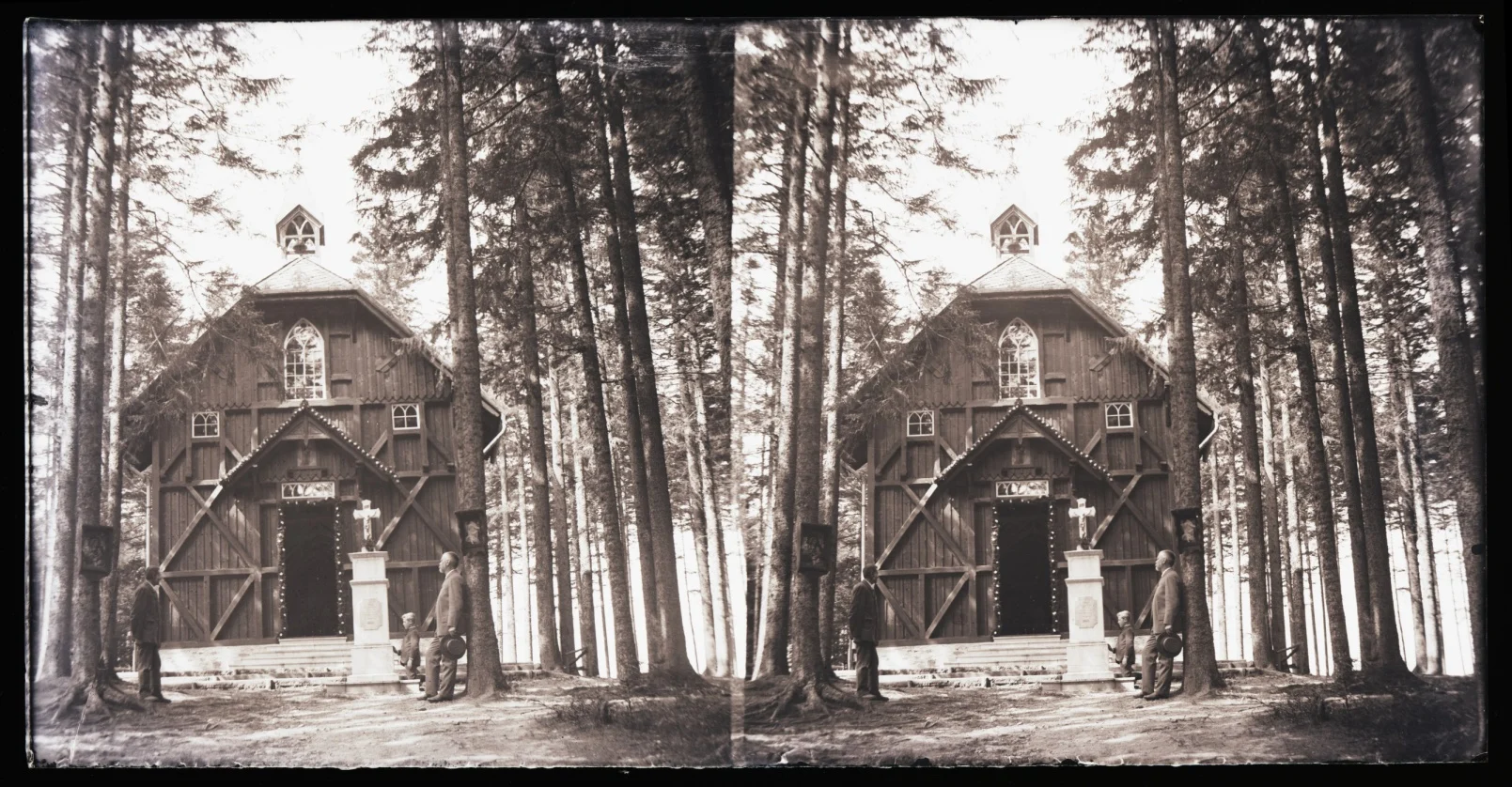 Náhledový obrázek předmětu Skleněný stereonegativ: lesní kaple (Waldkapelle) na Nízké Hoře (1903)