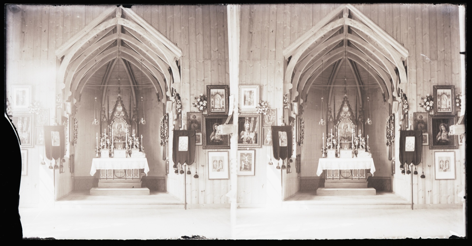 Náhledový obrázek Skleněný stereonegativ: interiér lesní kaple (Waldkapelle) na Nízké Hoře / Niederberg (1903) - 1