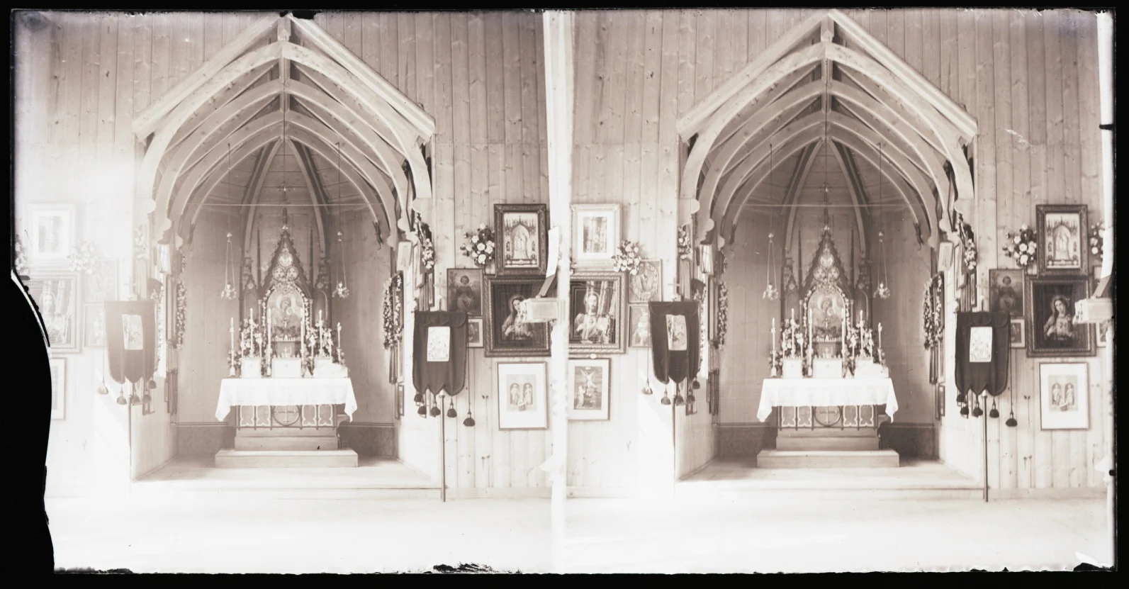 Náhledový obrázek předmětu Skleněný stereonegativ: interiér lesní kaple (Waldkapelle) na Nízké Hoře / Niederberg (1903)
