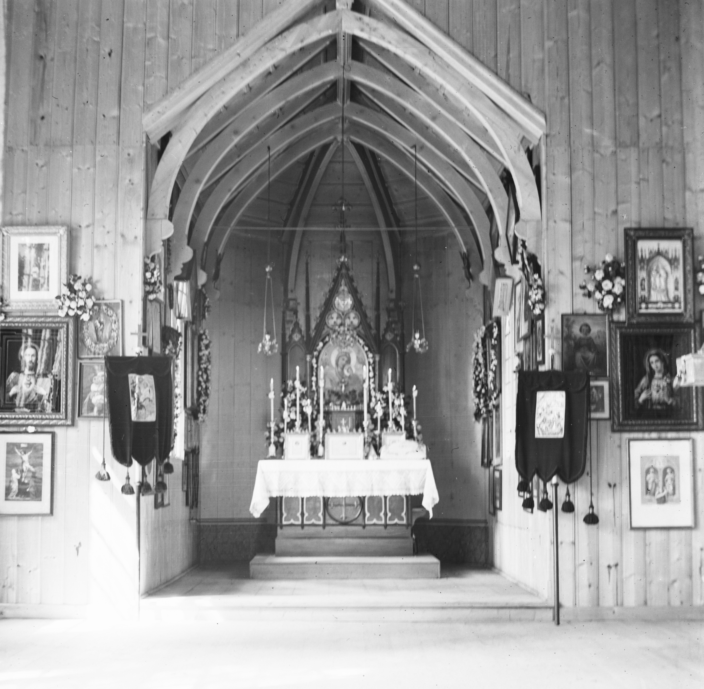 Náhledový obrázek Skleněný stereonegativ: interiér lesní kaple (Waldkapelle) na Nízké Hoře / Niederberg (1903) - 2