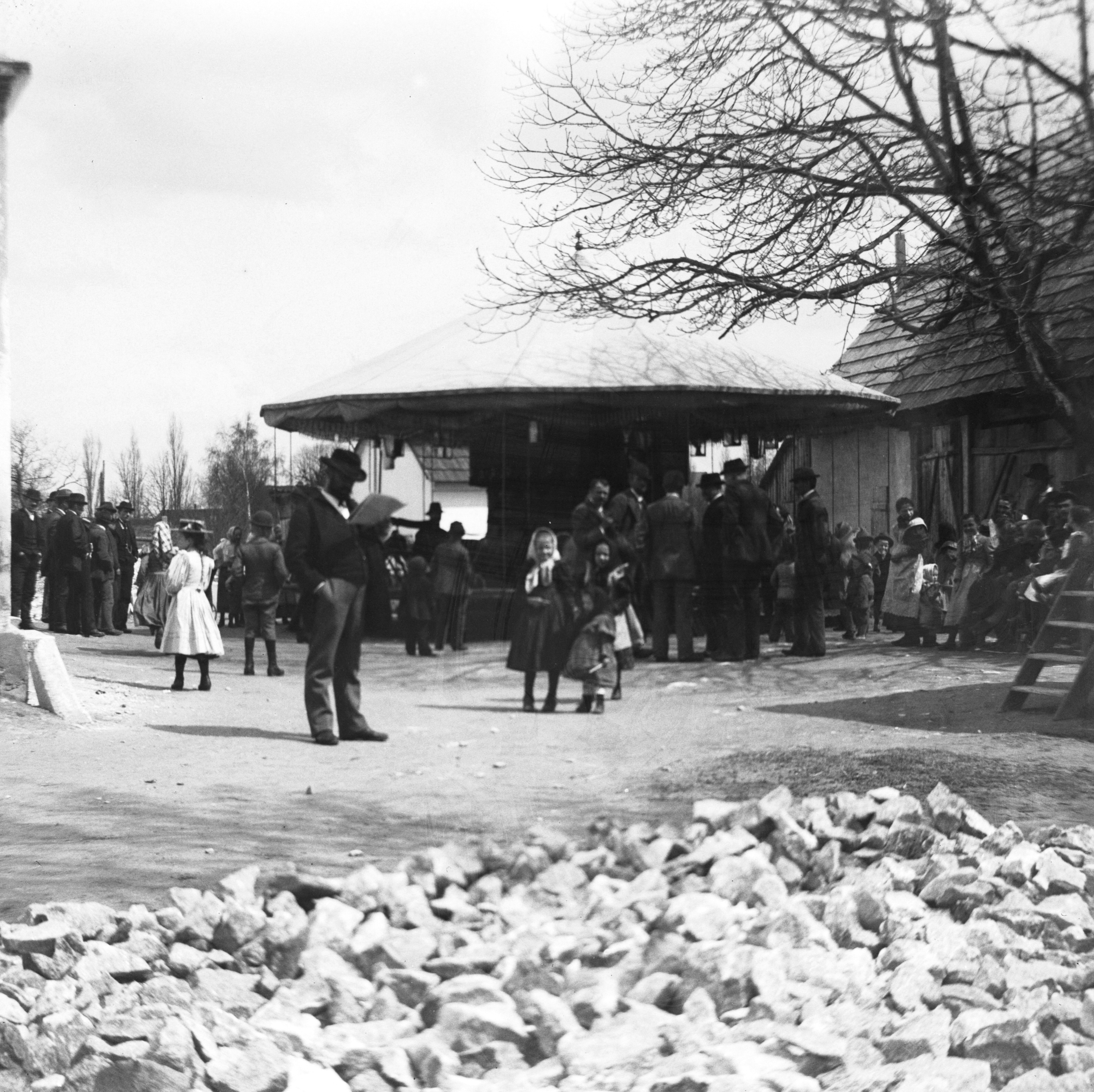 Náhledový obrázek Skleněný stereonegativ: dětský lunapark v Supíkovicích (1899) - 2