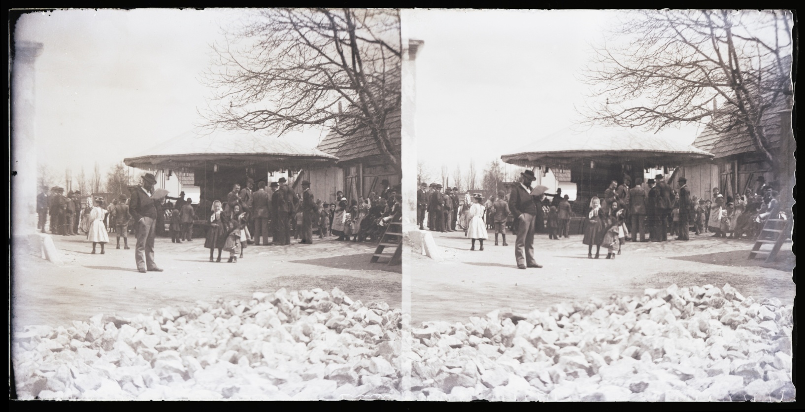 Náhledový obrázek Skleněný stereonegativ: dětský lunapark v Supíkovicích (1899) - 1