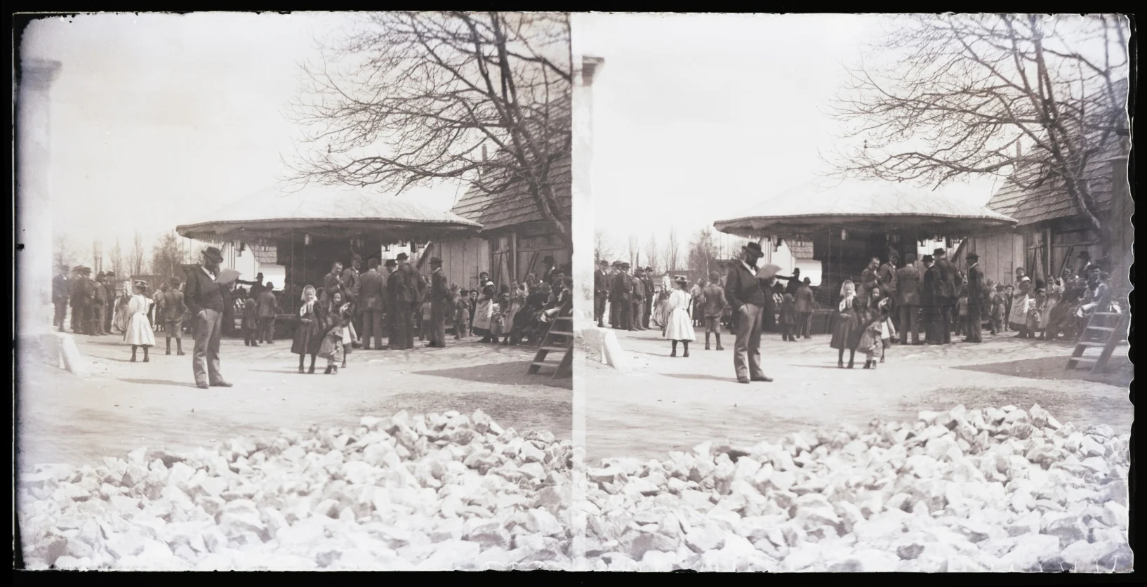 Náhledový obrázek předmětu Skleněný stereonegativ: dětský lunapark v Supíkovicích (1899)