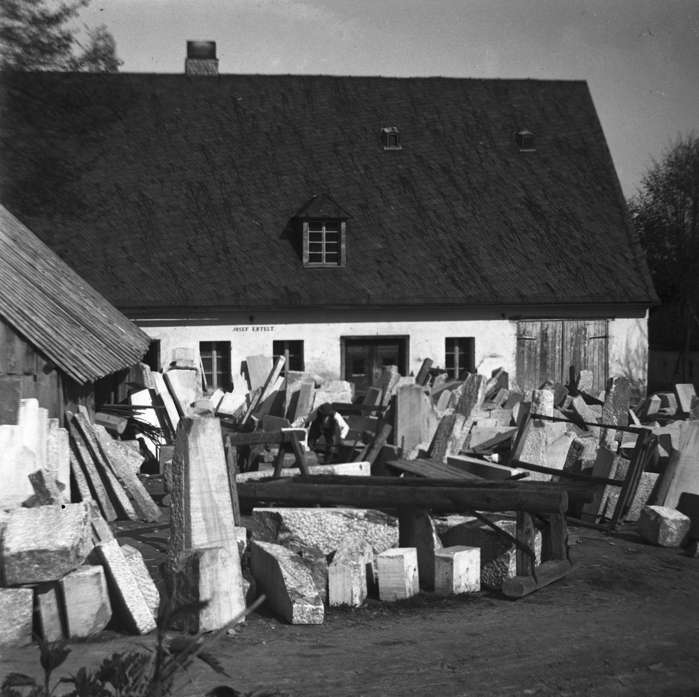 Náhledový obrázek Skleněný stereonegativ: kamenická dílna Josefa Ertelta v Supíkovicích (1900) - 2